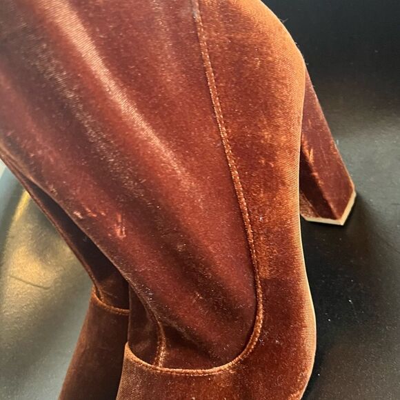 Brown/tan velvet boots
Forever 21 Sz 8 - Picture 3 of 16